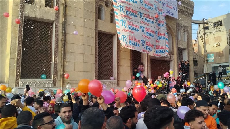 بلالين نازلة من السما