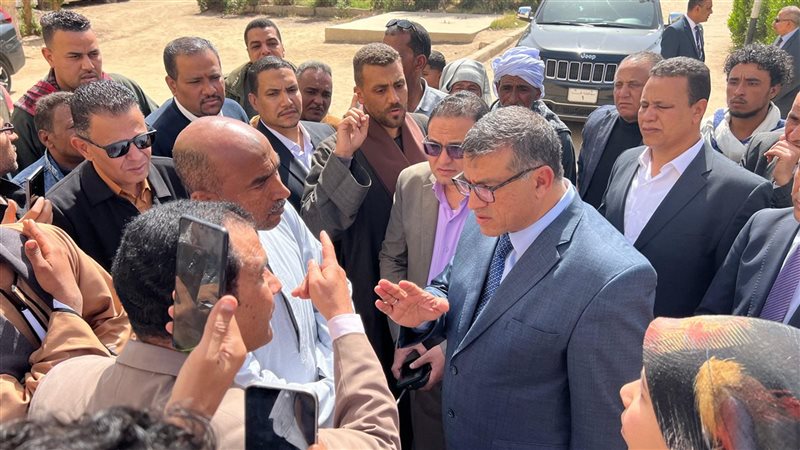 محافظ قنا يلتقي الجمعيات