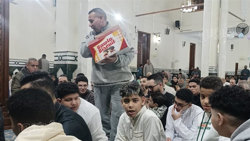 توزيع شوكولاتة على