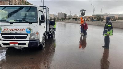 رئيس صرف الإسكندرية يتفقد منطقة وسط لمتابعة جهود التعامل مع مياه الأمطار 