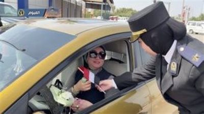 احتفالًا بعيد الفطر، رجال الشرطة يوزعون الورود على المواطنين في مختلف المحافظات (فيديو) 