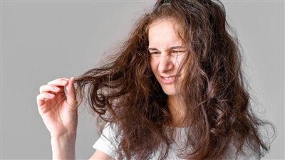 طرق حماية شعرك من الهيشان بسبب الرطوبة في الطقس الممطر