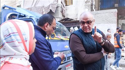 محافظ الإسكندرية يشن حملة لوقف فرز القمامة وسط الكتل السكنية بالمنتزة