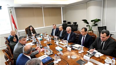 وزيرة الإسكان تتابع جهود توطين صناعة المهمات المستخدمة في مشروعات مياه الشرب 