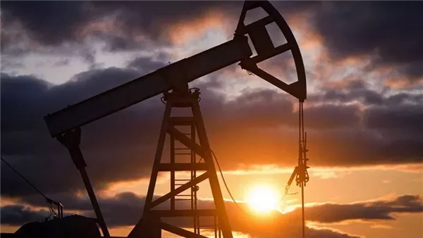 العقود الآجلة لخام برنت تواصل تراجعها بنسبة 6% لتصل إلى 98.17 دولار للبرميل