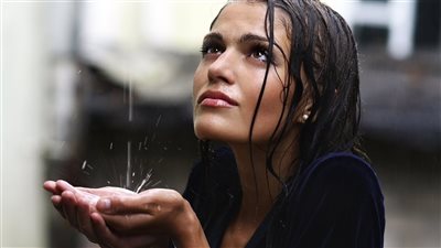 ماذا تفعلين إذا تعرض شعرك لمياه المطر؟
