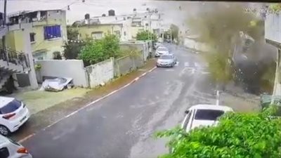 العناية الإلهية تنقذ عائلة فلسطينية من الموت، لحظة سقوط صاروخ عنقودي إيراني وسط إسرائيل (فيديو) 