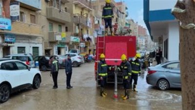 رجال الشرطة يواصلون جهودهم لمساعدة المواطنين في مواجهة تداعيات موجة الطقس السيئ