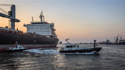 ميناء دمياط: استمرار العمل بالمعدلات الطبيعية رغم موجة الطقس السيئ 