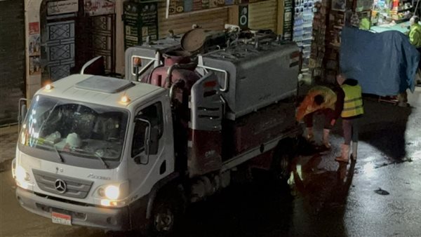 الشوارع تحولت لبرك، جهود مستمرة لعملية شفط المياه بالجيزة بعد موجة الأمطار الرعدية (فيديو وصور) 