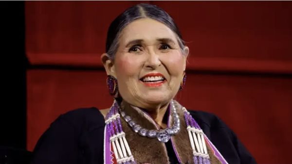 وفاة الممثلة الأمريكية الأصلية ساشين ليتلفيذر عن 75 عامًا بعد رفضها الأوسكار
