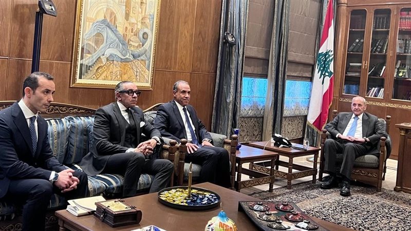 وزير الخارجية مع
