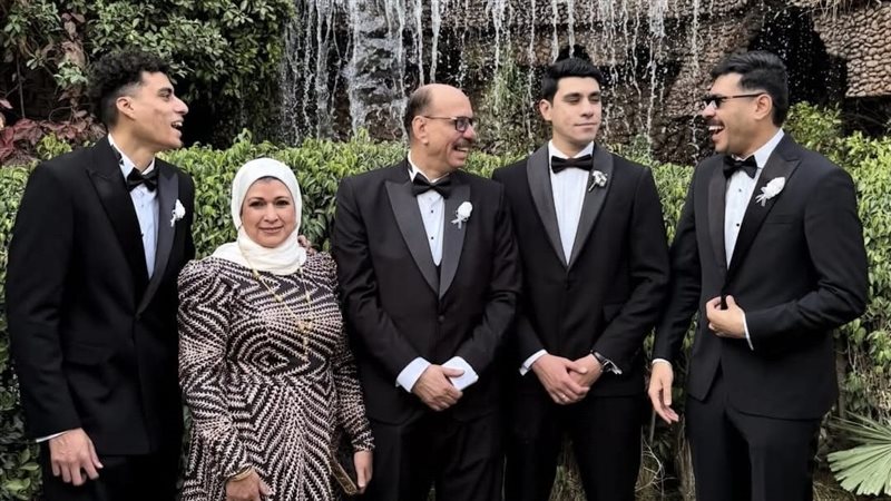 أحمد رمزي مع عائلته،