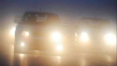 الطريقة الصحيحة لاستخدام كشافات السيارات تحت الأمطار لتجنب حوادث الطرق