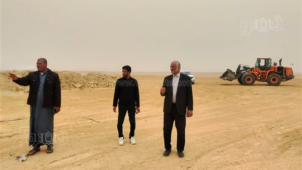 رئيس مدينة سيوة يتفقد موقعًا جديدًا لانتظار سيارات الملح لتحسين الحركة المرورية