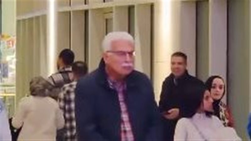 أحمد نظيف يسير وحيدًا