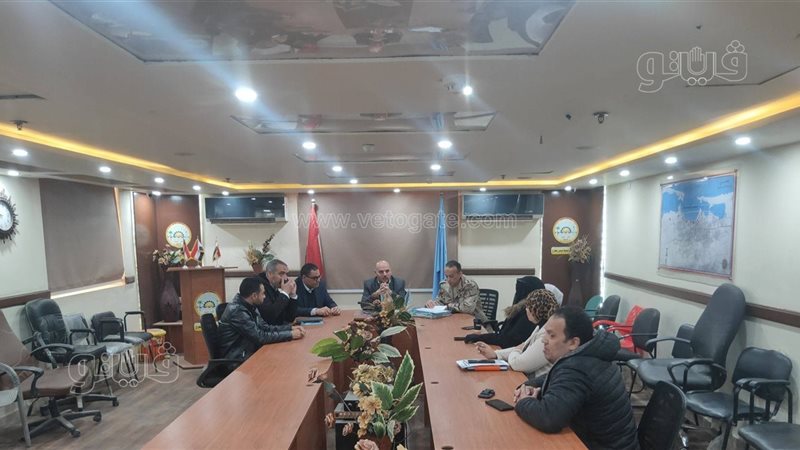 سكرتير المحافظ يعقد