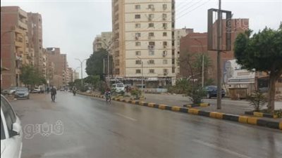 مياه الأمطار تغمر الطرق والشوارع وتؤثر على حركة المرور ببني سويف