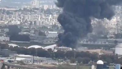صاروخ إيراني يصيب مصفاة حيفا للمرة الثانية وتصاعد أعمدة النيران (فيديو)