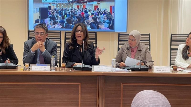 وزيرة الثقافة تستعرض
