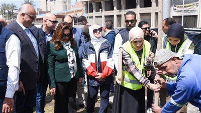 وزيرة التنمية المحلية ومحافظ الإسكندرية يتفقدان أعمال زراعة الجزيرة الوسطى بشارع مصطفى كامل