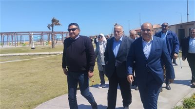 رئيس مدينة دمياط الجديدة يتابع تجهيزات شاطئ 