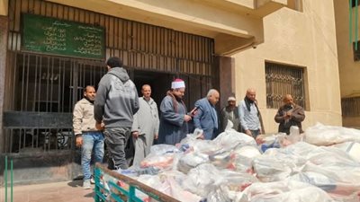 توزيع 325 شنطة مواد غذائية على الأسر الأولى بالرعاية في الشرقية 