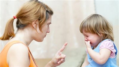 تعلمي التوازن بين الحزم والحنان في تربية أبنائك