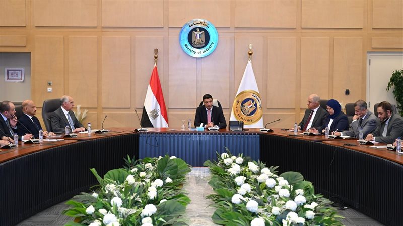 اجتماع وزير الصناعة
