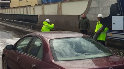 نشر سيارات شفط المياه والإغاثة علي الطرق لمواجهة الأمطار في الجيزة
