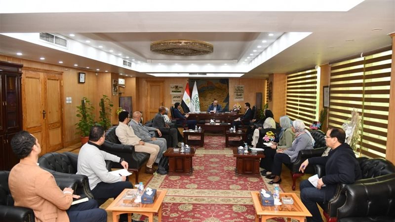محافظ الفيوم يناقش