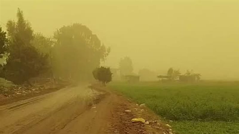 عاصفة ترابية تضرب