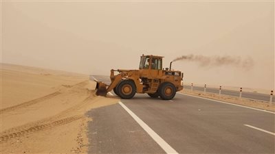 نقل الوادي الجديد تكثف جهودها لإزالة الرمال من الطرق (صور)