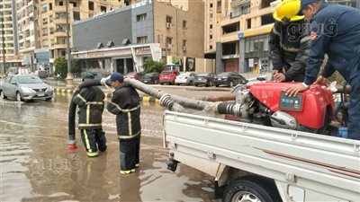 سيارات الإطفاء ببني سويف تشارك في سحب مياه الأمطار من الشوارع