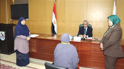 محافظ بني سويف يستمع لشكاوى ومطالب المواطنين ويوجه بصرف إعانة عاجلة لسيدة
