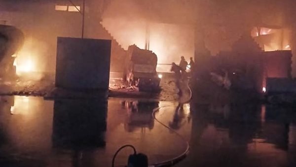 حريق ضخم يلتهم مصنعي زيوت وعصائر بالمدينة الصناعية في نجع حمادي