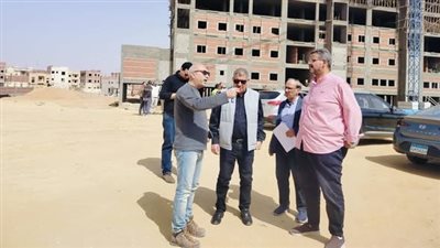 مسئولو الإسكان يتفقدون عددا من مشروعات حدائق أكتوبر