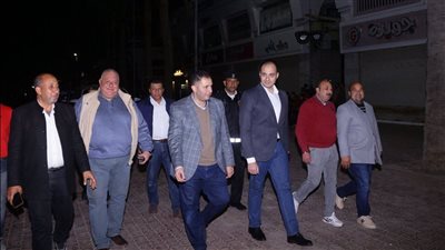 ​للأسبوع الثاني، محافظ دمياط يقود حملة ليلية لمتابعة إغلاق المحال برأس البر