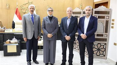 محافظ الوادي الجديد تناقش جهود دعم إنشاء المعامل التكنولوجية بالمدارس