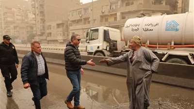 محافظ الجيزة يصافح عمال النظافة في الشارع ويطمئن على حالتهم