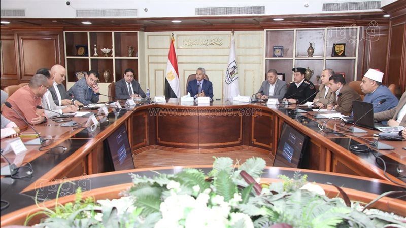 محافظ بني سويف يناقش