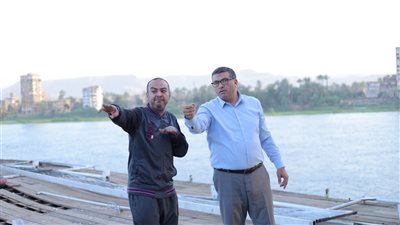 نجاح تسيير باخرة نيلية علقت في الكمرة الرئيسية لكوبري دندرة بقنا