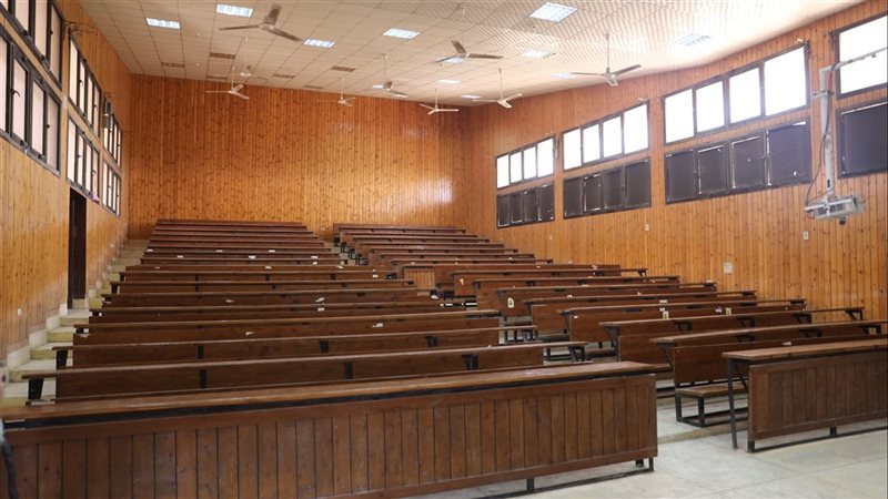 إحدى قاعات جامعة