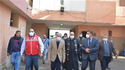 محافظ المنيا يتفقد حالة المصابين في حادث الصحراوي الغربي | صور