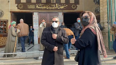 أحمد عبد العزيز وزوجته في جنازة أحمد الحجار|فيديو وصور 