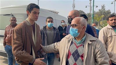 ابن علي الحجار يتلقى عزاء عمه أثناء تشييع الجثمان | فيديو وصور 