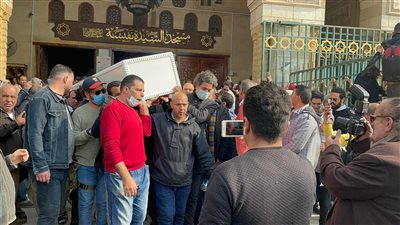 محمد محسن يشارك في حمل نعش أحمد الحجار | فيديو 