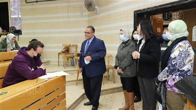 جولة تفقدية لنائب رئيس جامعة عين شمس لمتابعة سير امتحانات كلية الصيدلة