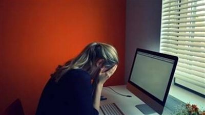 تصل للحبس وغرامة مائتي ألف جنيه.. عقوبة الابتزاز الإلكتروني وفقا للقانون