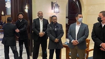 حسام غالي يتلقى عزاء إبراهيم حجازي.. وحضور زكريا عزمي | فيديو وصور